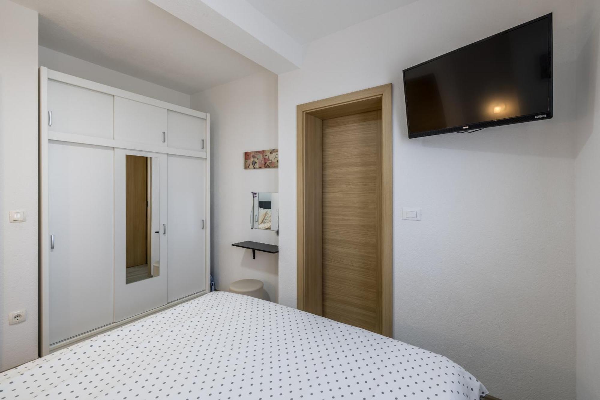 Apart Sa Terasom 250M Od Plaze,Parking,Wi Fi,Rostilj Trogir Ngoại thất bức ảnh