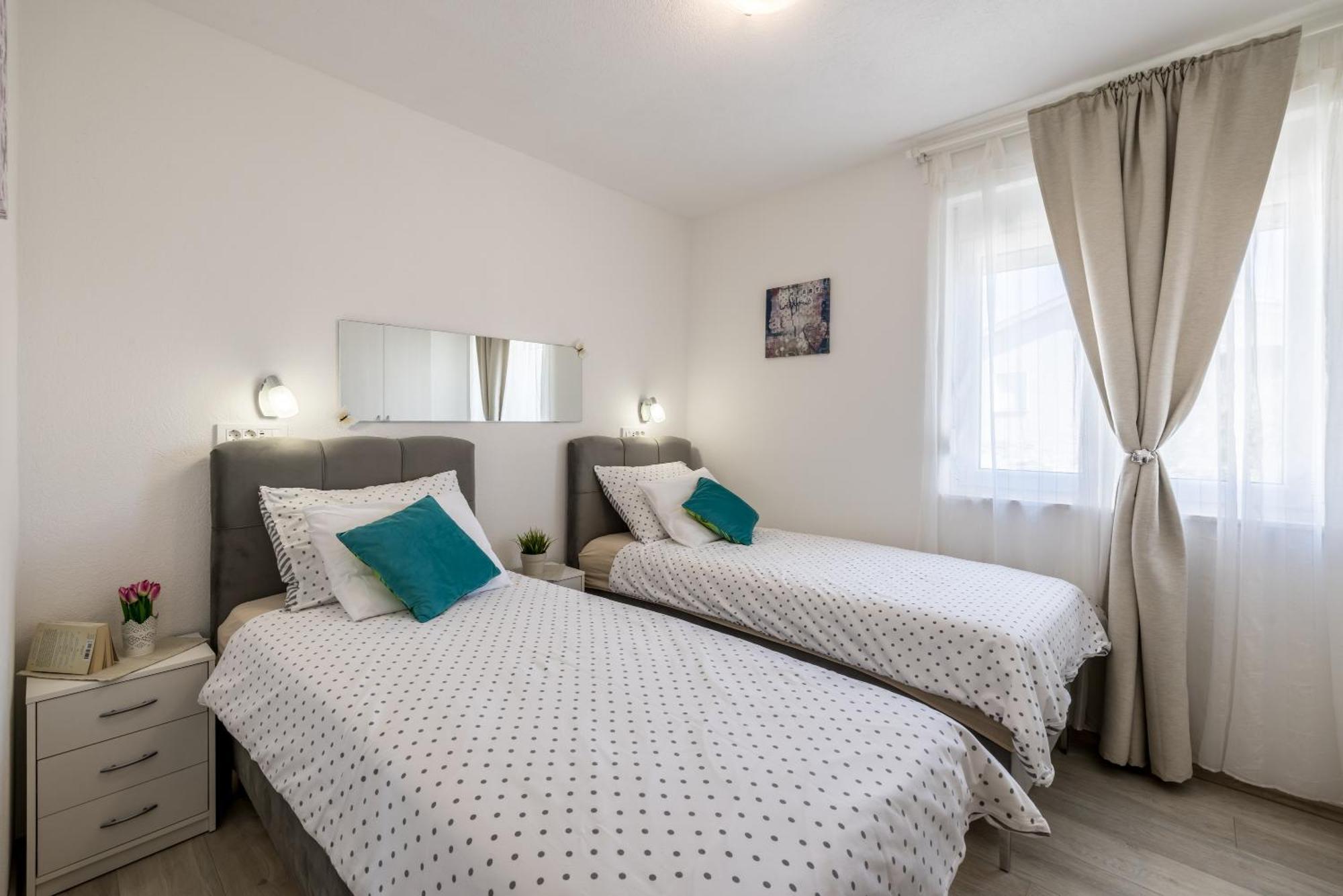 Apart Sa Terasom 250M Od Plaze,Parking,Wi Fi,Rostilj Trogir Ngoại thất bức ảnh
