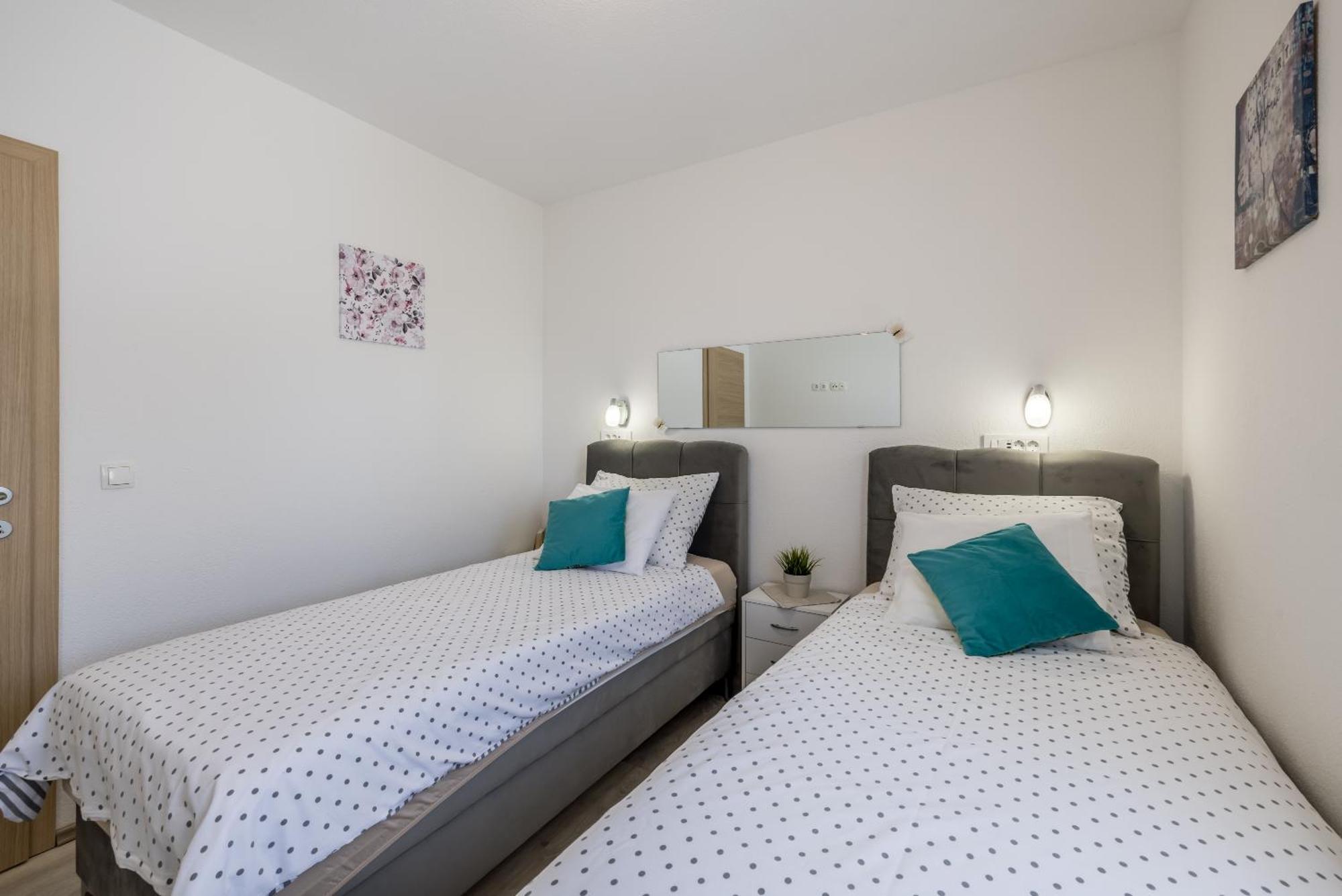 Apart Sa Terasom 250M Od Plaze,Parking,Wi Fi,Rostilj Trogir Ngoại thất bức ảnh